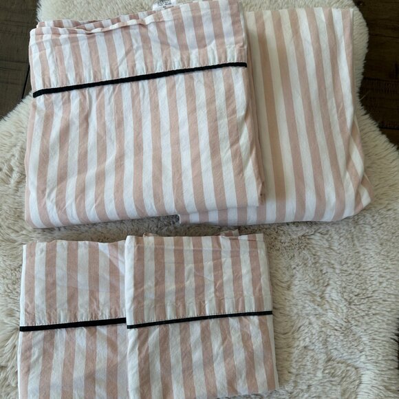 GUC - PB Teen Complete Bedding Set, 2 pairs of sheets, 4 shams - Full Size - Picture 5 of 11